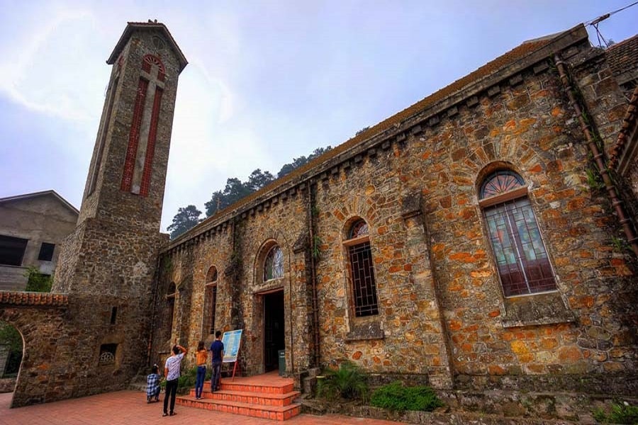 Nhà thờ đá – nhà thờ 100 năm tuổi với kiến trúc Gothic