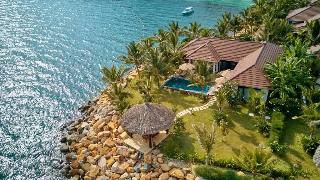 Top 26 Resort Nha Trang giá rẻ đẹp gần biển, có bãi tắm riêng, gần Vinpearl